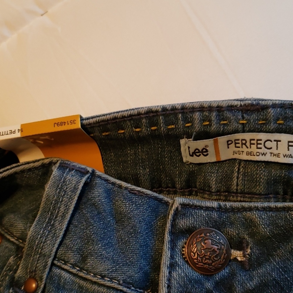 Brand new Lee Perfect Fit stretch jeans - Picture 3 of 3